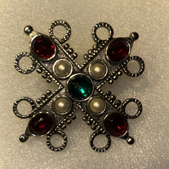 Vintage Silver Tone Brooch with pearls, green,red stones roll over  clasp 3"X3" - Picture 5 of 11